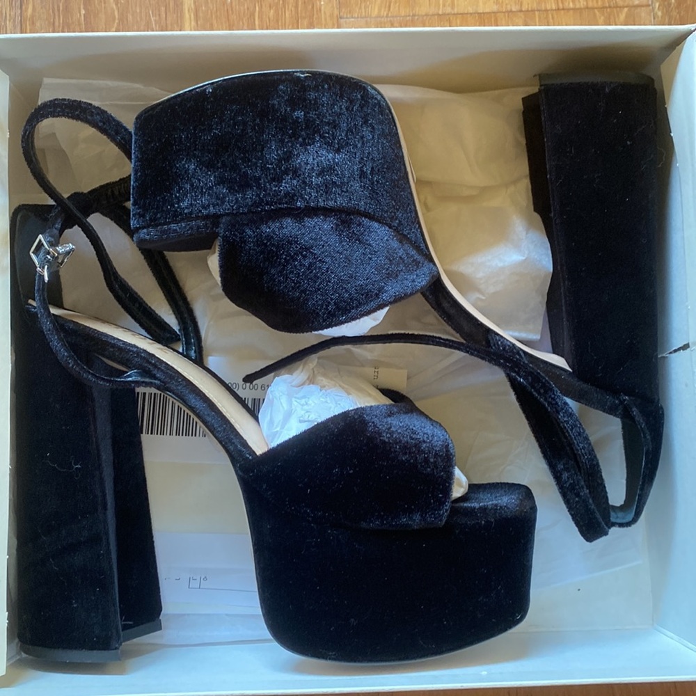 Schutz Aryia platform black velvet 7.5